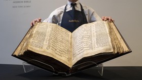 FOTO: Alkitab Ibrani Tertua di Dunia Bakal Dilelang hingga Rp758,8 M