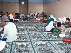 Sekolah Kebanjiran, Puluhan Siswa MI Lamongan Belajar di Musala