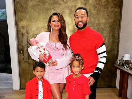 Menyusui Anak Ketiga, Chrissy Teigen Alami ASI Rembes yang Bikin Noda di Baju