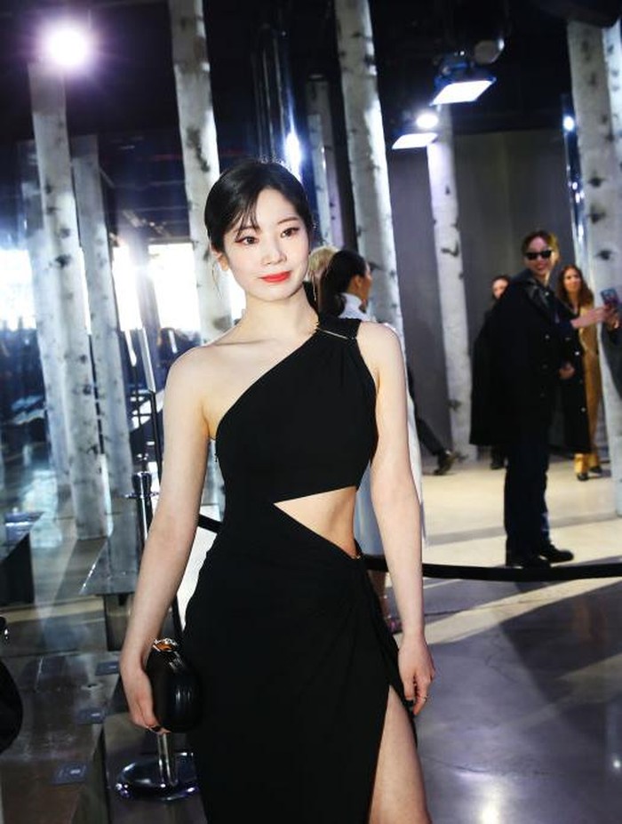 Pada Rabu, (15/2) lalu, salah satu anggota grup TWICE yaitu Dahyun menghadiri Michael Kors Show di New York Fashion Week 2023./ Foto: WWD via Getty Images/Lexie Moreland