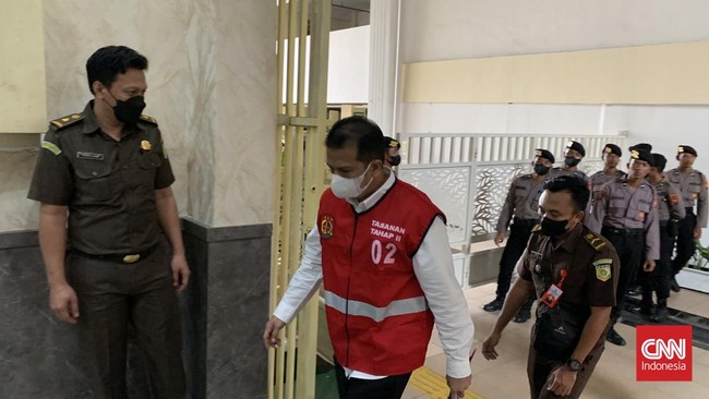 Mantan Danki 1 Brimob Polda Jatim AKP Hasdarmawan, terdakwa Tragedi Kanjuruhan divonis dengan pidana penjara selama 1 tahun enam bulan.