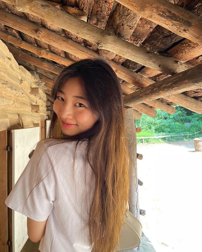 Dari seluruh postingan akun Instagram pribadinya, aktris cantik tersebut memiliki hobi menyusuri keindahan alam, menggambar sketsa, dan bermain bersama kucing peliharaan keluarga yang diberi nama Bbuyo, Beauties. (Foto: instagram.com/eehaeum)