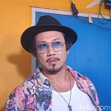 Beda Agama, Denny Sumargo Ziarah & Bacakan Al Fatihah untuk Almarhum Ayah