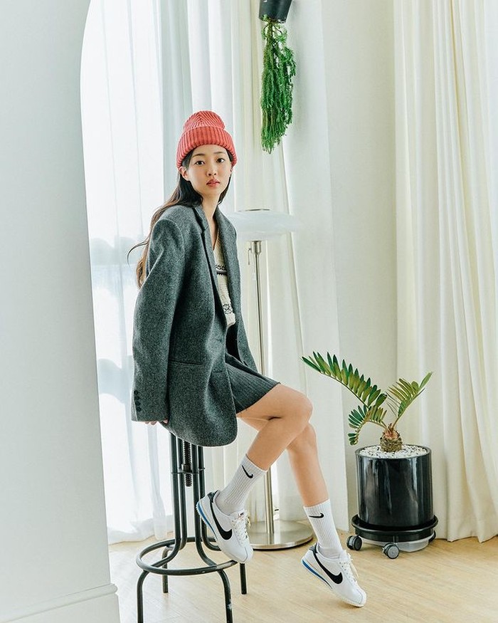 Di samping mempersiapkan debutnya sebagai aktris dalam waktu dekat, Lee Ha Eum baru-baru ini memancarkan aura menawannya dengan melakukan pemotetan bersama Nike Cortez./ Foto: instagram.com/eehaeum