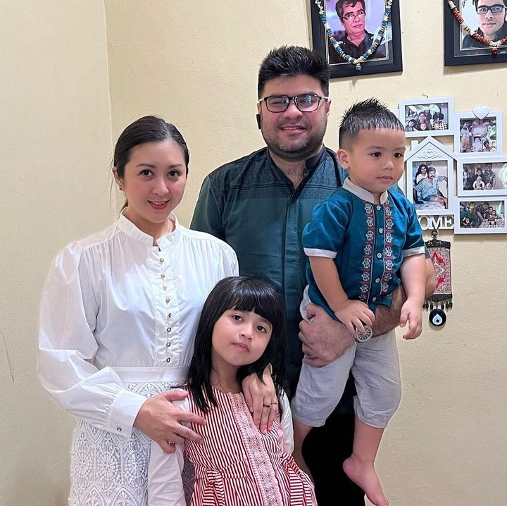 <p>Errina lahir di Kota Salatiga pada 11 Februari 1985. Saat ibu, ia sudah berusia 38 tahun, Bunda. Pada tahun 2014 ia menikah dengan Ferry Fernandes, sebelumnya ia pernah menikah dengan orang lain dan cerai pada 2011. (Foto: Instagram @erringracesita)<br /><br /><br /></p>