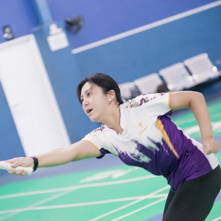 <p>Errina sendiri juga cukup aktif membagikan aktivitas kesehariannya di media sosial Instagram. Dari potret yang diposting, Errina tampak mencintai olahraga bulu tangkis. Dengan hobi olahraga ini, maka tak heran jika Errina bisa tampak awet muda, ya? Bagaimana menurut Bunda? (Foto: Instagram @erringracesita)</p>