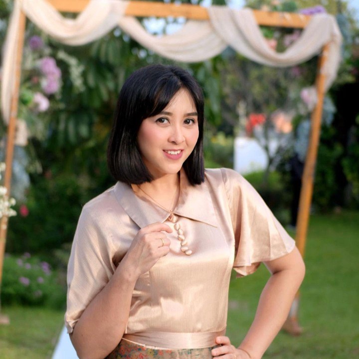 <p>Ya, Errina pernah menjadi penyanyi cilik dan berakting sejak berusia belia. Lalu setelah melepas status usia kanak-kanak, ia mulai banyak berperan dalam sinetron-sinetron laga. (Foto: Instagram @erringracesita)<br /><br /><br /></p>
