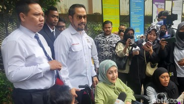 img-title Curhat Ibunda Ferry Irawan Saat Venna Melinda Blokir Semua Komunikasi