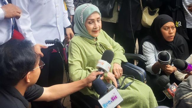Ibunda Ferry Irawan mengisahkan bagaimana upayanya untuk berkomunikasi dengan Venna Melinda menemui jalan buntu.