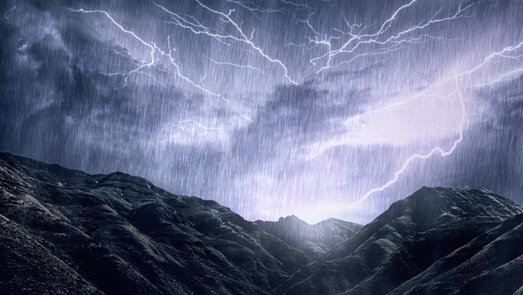 Shot of a dramatic thunderstorm over a mountainhttps://195.154.178.81/DATA/i_collage/pi/shoots/783670.jpg