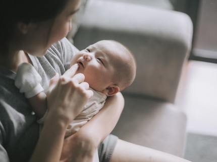 3 Tanda Orang Tua Tidak Bonding dengan Bayi dan Cara Memperbaikinya