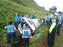 Innova Tabrak Truk Lalu Masuk Parit di Tol Madiun, 5 Orang Luka-luka
