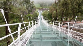 Jembatan Kaca Bromo Dibuka Akhir Tahun, Lebih Aman dari di Banyumas?
