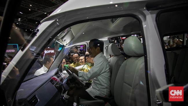 Presiden Jokowi memprediksi semua kota di Indonesia bakal macet 10-20 tahun lagi sebab itu pemkot diminta mempersiapkan layanan transportasi umum massal. 