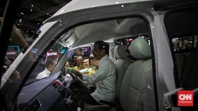 Motor Listrik, Neraka Macet dan Aneh Klaim Jokowi Pro Angkutan Massal