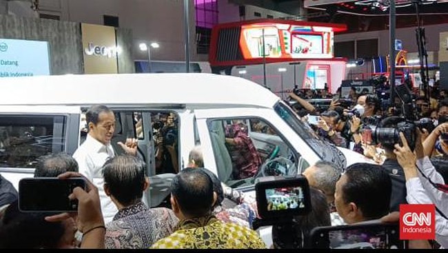Presiden Jokowi mengunjungi stan Esemka di IIMS 2023, dia bahkan sempat menjajal menaiki mobil listrik Bima EV yang akan dikenalkan resmi kemudian.