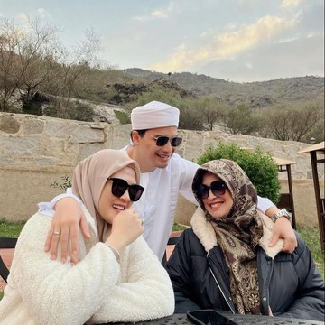 7 Potret Kebersamaan Alvin Faiz & Umi Yuni Sebelum Ibunda Disebut Nikah Lagi