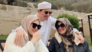 img-title 7 Potret Kebersamaan Alvin Faiz & Umi Yuni Sebelum Ibunda Disebut Nikah Lagi