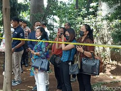 Istri Korban Pembunuhan Menangis Saksikan Rekonstruksi Kasus Bripda HS