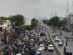 Lalin di Kampung Melayu Arah Tebet Macet Pagi Ini