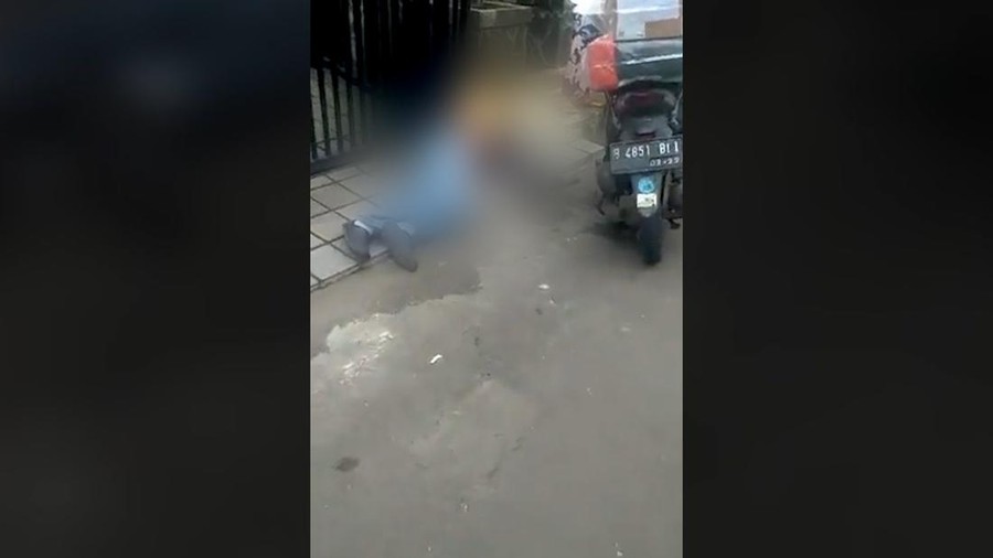 Kurir Meninggal Saat Antar Paket: Kronologi Hingga Identitas Korban Seorang kurir ditemukan meninggal dunia saat sedang mengantar paket. Peristiwa itu terjadi di wilayah Kembangan, Jakarta Barat pada Rabu, 15 Februari 2023.