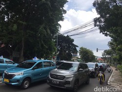 Jalan Merdeka Barat Ditutup karena Ada Demo, Lalin Jalan Abdul Muis Macet