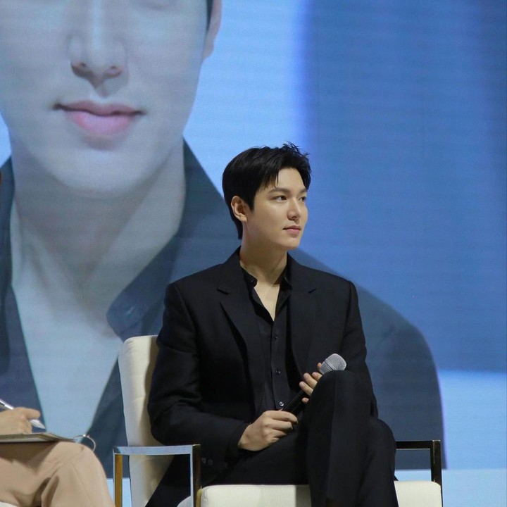 <p>Menurut Lee Min Ho, nama asli pemberian sang orang tua terlalu biasa untuknya. "Setelah saya selesai syuting Secret Campus, saya bekerja di bawah nama panggung selama sekitar dua tahun saya pikir karena nama asli saya Lee Min Ho tampak terlalu biasa," ujarnya dikutip dari <em>Asia.</em> (Foto: Instagram @actorleeminho)<br /><br /><br /></p>