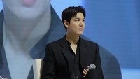 <p>Menurut Lee Min Ho, nama asli pemberian sang orang tua terlalu biasa untuknya. "Setelah saya selesai syuting Secret Campus, saya bekerja di bawah nama panggung selama sekitar dua tahun saya pikir karena nama asli saya Lee Min Ho tampak terlalu biasa," ujarnya dikutip dari <em>Asia.</em> (Foto: Instagram @actorleeminho)<br /><br /><br /></p>