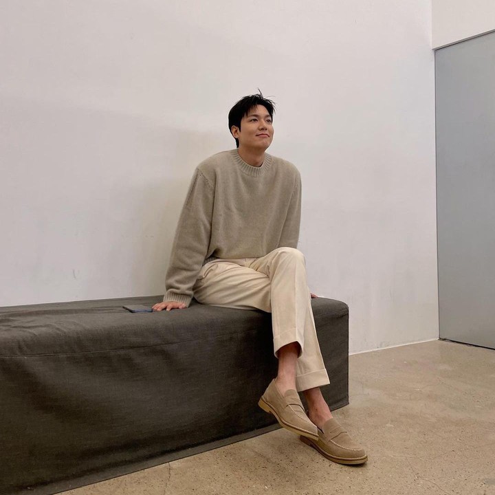 <p>Bagi Bunda pecinta drama Korea, tentunya tak lagi asing dengan Lee Min Ho, bukan? Ia menjadi salah satu selebriti pria asal Negeri Gingseng yang amat digandrungi kaum hawa. (Foto: Instagram @actorleeminho)<br /><br /><br /></p>