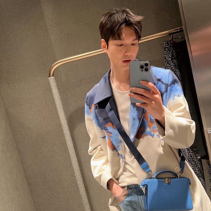 <p>Tapi tahukah Bunda, bintang <em>The King: Eternal Monarch</em> ini pernah mencoba ganti nama. Namun sayangnya, hal tersebut justru membuat ia apes. (Foto: Instagram @actorleeminho)<br /><br /><br /></p>
