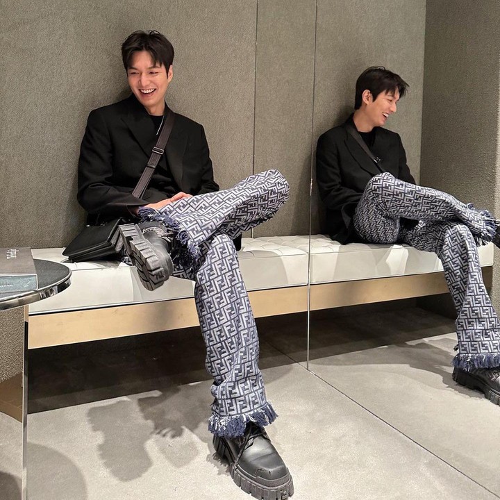 <p>Bagaimana tidak, pria kelahiran 35 tahun silam ini memang memiliki visual tak main-main. Belum lagi, ia juga dikenal sebagai selebriti dengan kekayaan melimpah, lho. (Foto: Instagram @actorleeminho)<br /><br /><br /></p>