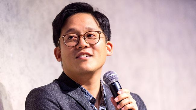 Bos SM Entertainment Chris Lee mempertanyakan pembayaran pajak dan bisnis luar negeri yang bisa buat Lee Soo-man tetap cuan.