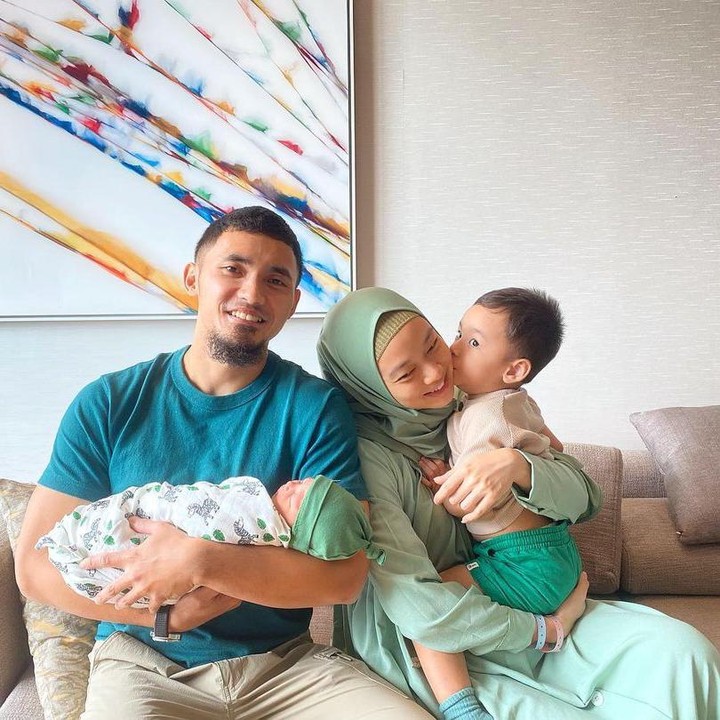 <p>Sejak menjadi mualaf dan membangun keluarga bersama Achmad Hulaefi, Lindswell Kwok tampak sangat menikmati perannya sebagai istri serta Bunda dua anak. (Foto: Instagram @lindswell_k)</p>