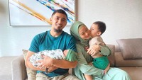 <p>Sejak menjadi mualaf dan membangun keluarga bersama Achmad Hulaefi, Lindswell Kwok tampak sangat menikmati perannya sebagai istri serta Bunda dua anak. (Foto: Instagram @lindswell_k)</p>
