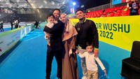 <p>Meski Lindswell Kwok sudah pensiun, ia masih kerap hadir di berbagai kegiatan wushu. Seperti ketika ia mengajak suami dan anaknya menyaksikan 8th World Junior Wushu Championship Closing <em>ceremony</em> bersama sang kakak, Iwan Kwok. (Foto: Instagram @lindswell_k)</p>