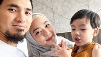 <p>Setelah meraih medali emas terakhirnya, Lindswell Kwok pensiun dan memutuskan menikah dengan rekan sesama atlet, Achmad Hulaefi. Lindswell juga telah menjadi mualaf, Bunda. Dari pernikahan itu, Lindswell Kwok dikaruniai anak pertama bernama Achmad Zubayr pada 10 Januari 2020. (Foto: Instagram @lindswell_k)</p>
