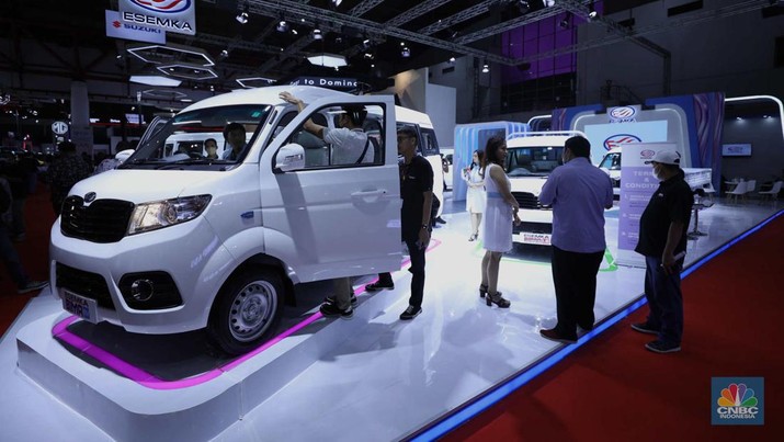 Mobil listrik Esemka Bima EV dan Esemka Bima 1.3 di IIMS 2023. (CNBC Indonesia/Tri Susilo)