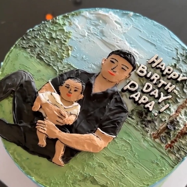 <p>Selain balon dekorasi, ia juga menyiapkan kue nih, Bunda. Di atasnya, ada potret Indra yang tengah memangku Baby Issa dengan tulisan 'Happy Birthday Papa!'. (Foto: Instagram @nikitawillyofficial94)<br /><br /><br /></p>
