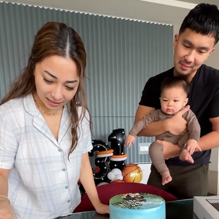 <p>Momen ini juga hanya dirayakan oleh mereka bertiga, Bunda. Saat sang suami masuk rumah, Niki langsung menyambutnya dengan antusias dan mengajaknya ke ruang makan. (Foto: Instagram @nikitawillyofficial94)<br /><br /><br /></p>