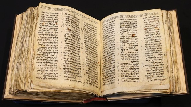 Codex Sassoon diperkirakan ditulis pada tahun 900M dan kini berusia 1.100 tahun.