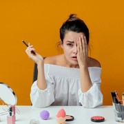Kalau Mau Terlihat On Point Seharian, 5 Penyebab Makeup Mudah Luntur Ini Perlu Kamu Tahu dan Hindari Segera!