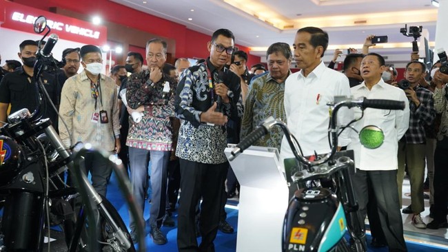 Jokowi mengimbau seluruh stakeholder industri otomotif mulai melihat tren kendaraan listrik ini dan secara bertahap juga ikut mengembangkan kendaraan listrik.