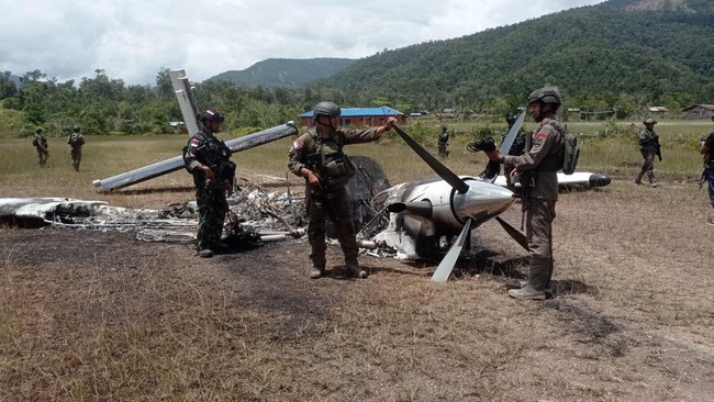 Polisi menetapkan 15 orang menjadi tersangka kasus pembakaran pesawat Susi Air di Paro. Ke-15 orang tersebut juga masuk dalam daftar pencarian orang.