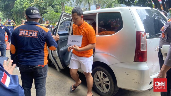 Sopir taksi online bernama Sony Rizal Taihitu sempat membunyikan klakson mobilnya dan meminta tolong usai ditusuk oleh anggota Densus 88, Bripda HS.