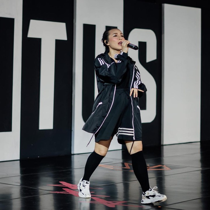 <p>Di kehamilan keduanya ini, Rinni juga tetap beraktivitas lho. Ia masih manggung dengan baby bump yang sudah mulai terlihat jelas. (Foto: Instagram @rinni_w)</p>