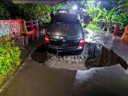 Mobil Ini Nyaris Terperosok Lubang Menganga di Tengah Jalan Boyolali