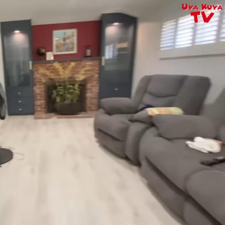 <p>Sama seperti rumah bergaya desain Amerika pada umumnya, selain dilengkapi dengan televisi dan sofa, ruang keluarganya ini dilengkapi dengan perapian. (Foto: YouTube Uya Kuya TV)</p>