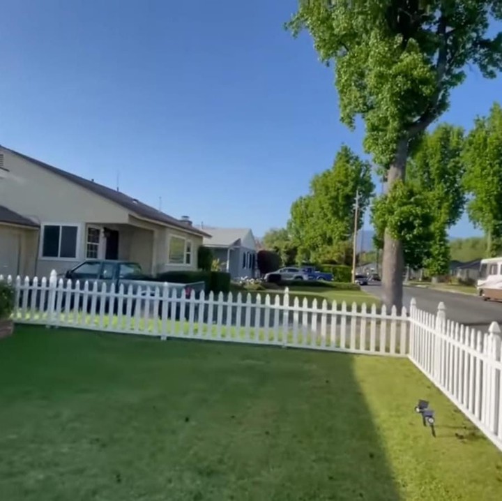 <p>Setelah mencari rumah selama kurang lebih 2 bulan di Amerika Serikat, akhirnya Uya melabuhkan hatinya untuk membeli rumah super nyaman yang satu ini, Bunda. Ini adalah rumah yang ditempati Cinta yang kuliah di negara tersebut. Meski hanya satu lantai, rumah artis yang satu ini memiliki area yang sangat luas, lho. (Foto: YouTube Uya Kuya TV)</p>