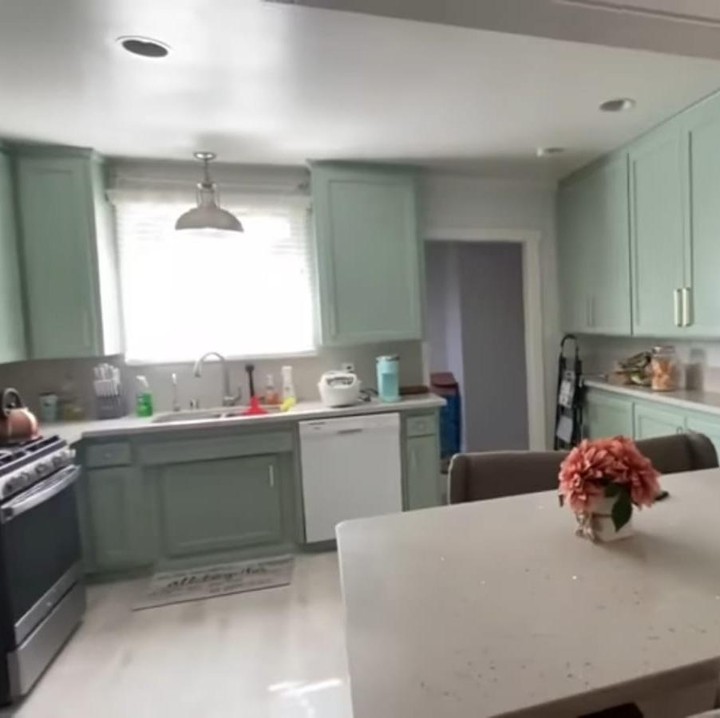 <p>Untuk dapur, Uya memilih menggunakan warna-warna <em>soft </em>seperti hijau tosca. Area dapur, ruang makan, dan ruang tamu tampaknya tidak ada sekat atau penghalang yang memisahkan area tersebut. Membuat rumahnya terlihat lega, ya, Bunda. (Foto: YouTube Uya Kuya TV)</p>