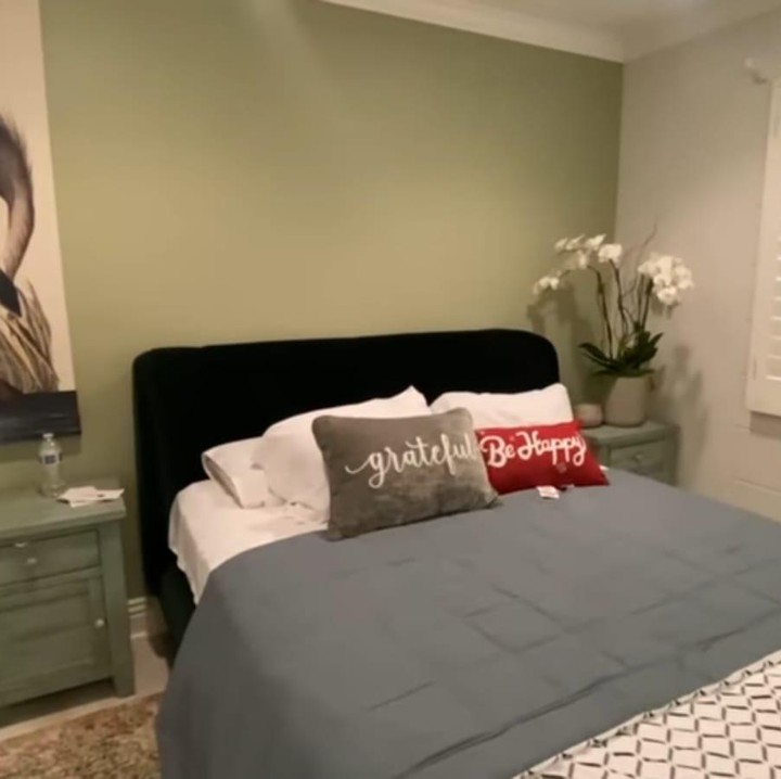 <p>Kamar utama milik pasangan artis yang satu ini juga tampak simpel dan tetap didominasi warna-warna <em>soft</em> seperti ruangan lainnya. (Foto: YouTube Uya Kuya TV)</p>